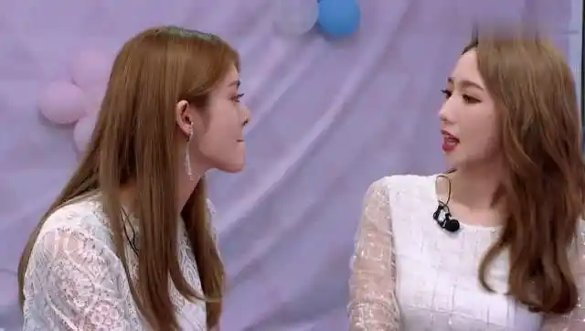 傅菁向吴宣仪提问这个唇色显牙齿黄怎么办 广告植入太明显了