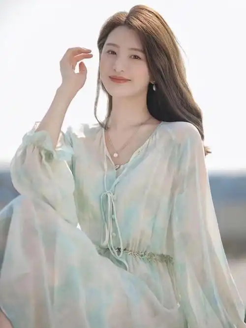 随着春天的到来,越来越多的女生穿上了仙气飘飘的裙子,而当穿上裙子的