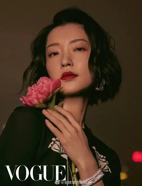 超模杜鹃清冷系美人典型的东方五官疏离而又迷人