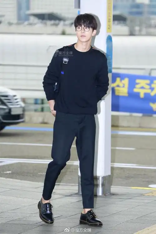 组图:南柱赫all black现身机场 全程迷人微笑长腿吸睛_高清图集_新浪