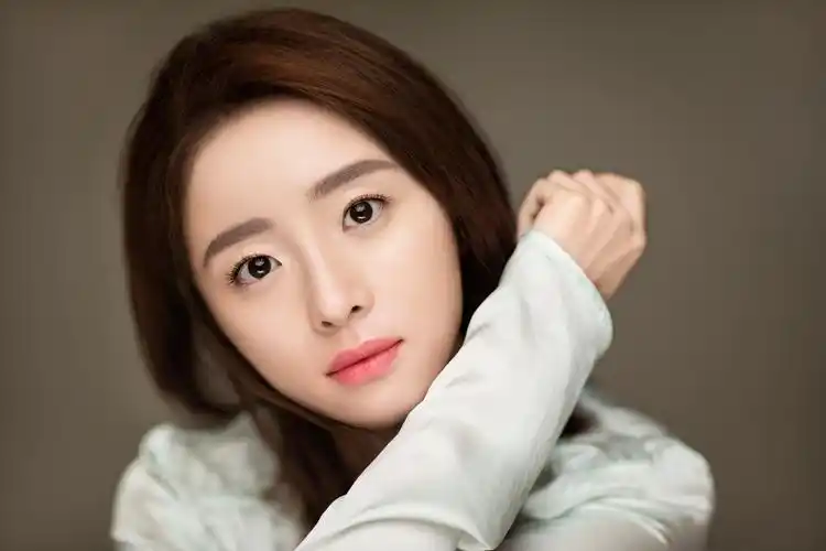 胡冰卿曝氧气写真 清新淡雅显温柔气质