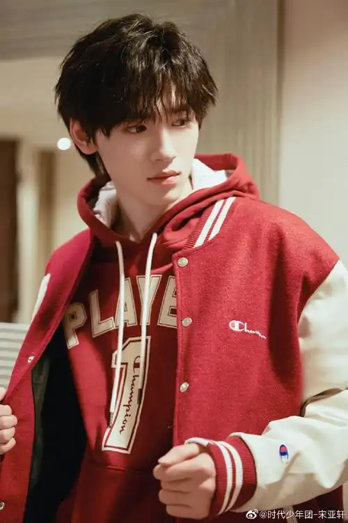 宋亚轩红色棒球服造型好帅好阳光啊!__财经头条