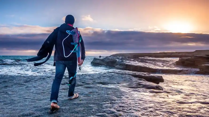 拿着冲浪板的男人背影壁纸