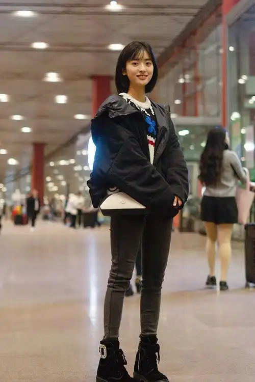 沈月昨晚一身休闲装扮现身机场,拼色圆领针织衫搭配紧身牛仔裤和短靴