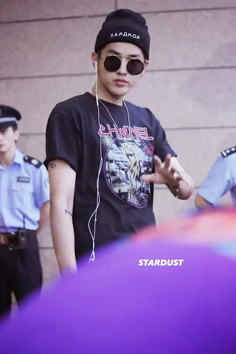 吴亦凡打扮休闲现身机场,网友:别耍帅了,快绑下鞋带,看着难受