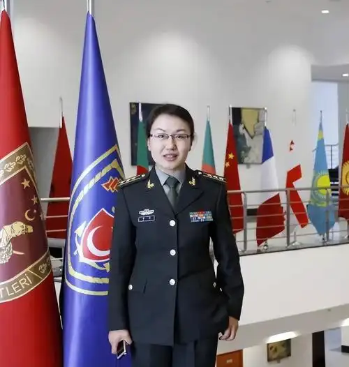 李莉,1969年10月出生于一个军人家庭.