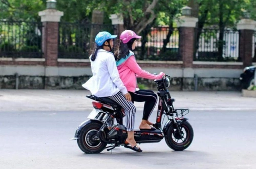 电动车载人出新规2禁1限正在实施骑电动车需要注意了