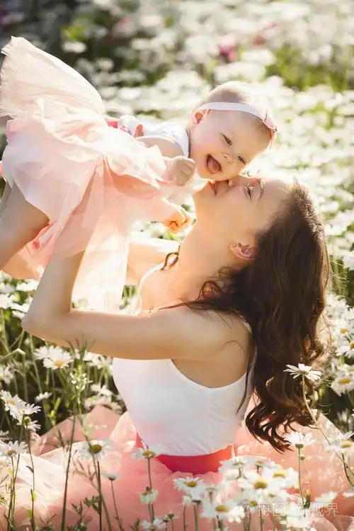 年轻漂亮的母亲带着她的小宝宝在户外.美丽的口碑