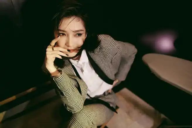 up05#江疏影甜妹爆改老公##江疏影湿发西装造型#化妆:@王耀葳发型