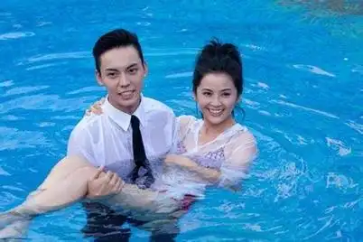 【图】陈伟霆老婆结婚照片 恩爱秀一脸