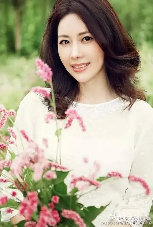 邓英春日写真优雅迷人