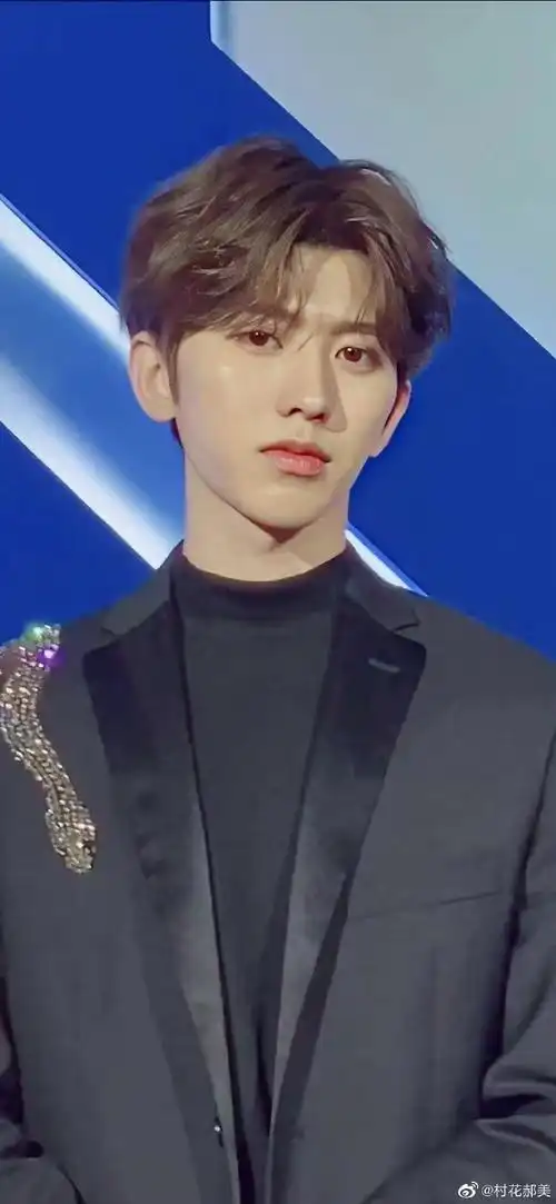 蔡徐坤问在太空如何洗衣服##蔡徐坤问主持人自己够白吗