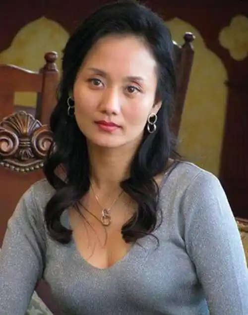 低调嫁隐形富豪,如今女儿是世界冠军 富豪|李颖|女儿|浦江叙|德艺双