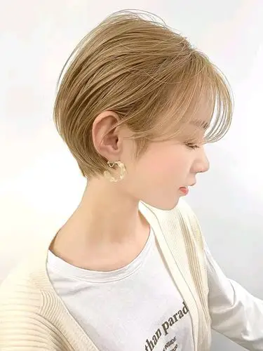 今天推荐的第二种发型就是立体别耳短发,我们看一个发型是否立体,从