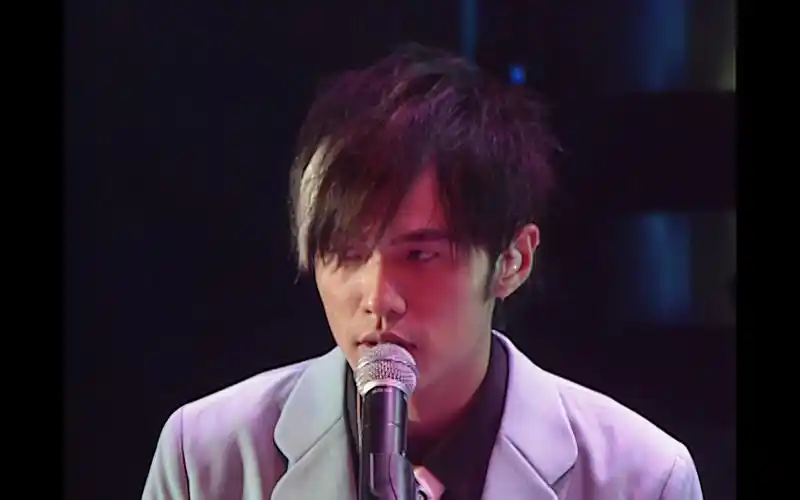 周杰伦巅峰最美侧颜,无与伦比钢琴演唱搁浅,聚光灯透过侧脸
