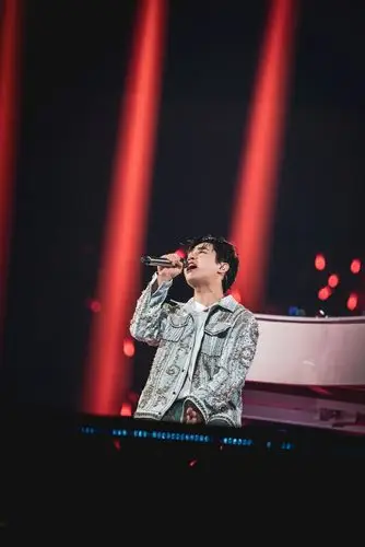 刘宪华"跨年盛典舞台"再展硬核实力 新歌首秀诚意满满