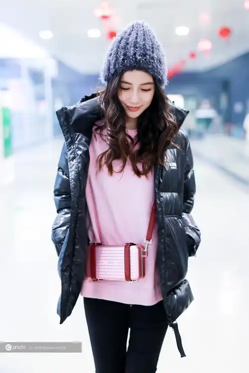 街拍angelababy黑色adidas羽绒服窄腿裤短靴绒线帽loewe粉色毛衣与