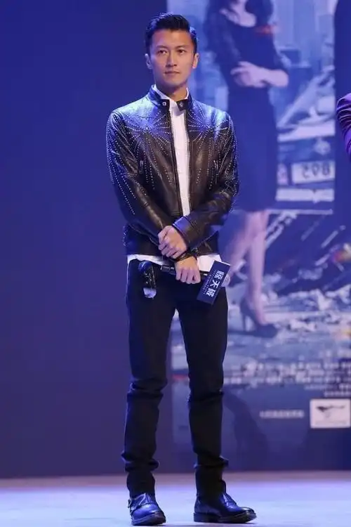 53岁王菲像少女,42岁谢霆锋帅气|发型|减龄|短发|皮衣|记者|麻花辫