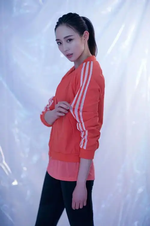 张钧甯麻花辫造型青春灵动 颜值"能打"散发俏皮活力_运动