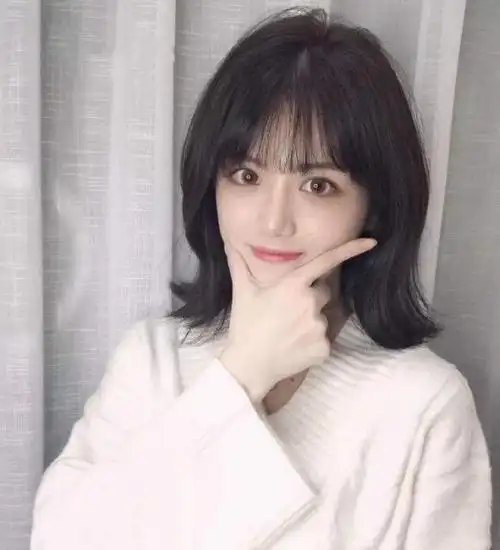 1,说真的,第一眼就被眼前这款齐肩锁骨发给吸引了,搭配八字刘海,很好
