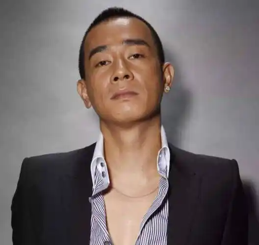 陈小春:质问舞蹈选手,怒怼香港狗仔,他为什么能火这么多年?