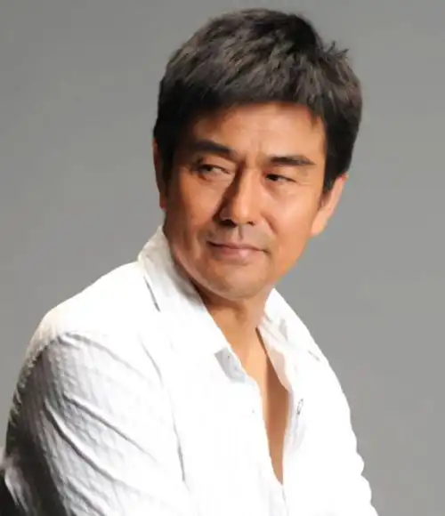 老戏骨白凡:越老越帅,低调娶妻生女,追求平淡的生活