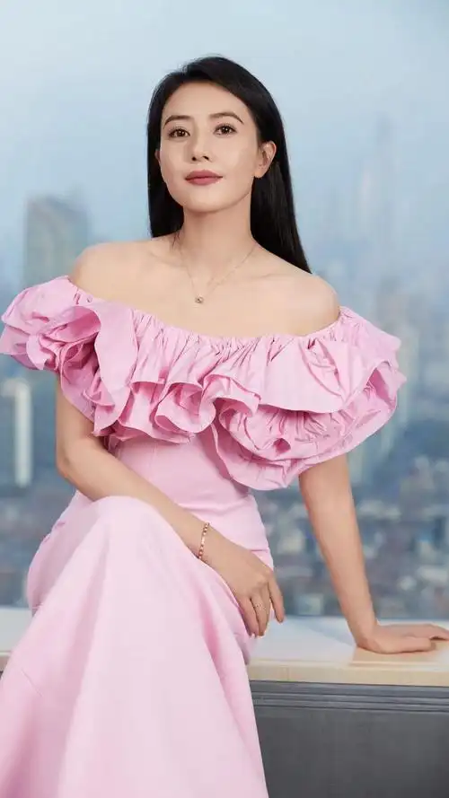 我们带来了中国影视界的璀璨明星——高圆圆的精美壁纸