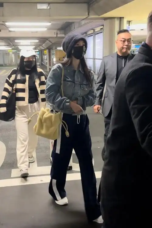 杨幂伦敦机场路透#捡到94散粉拍到幂到伦敦机场全套loewe上身,牛仔