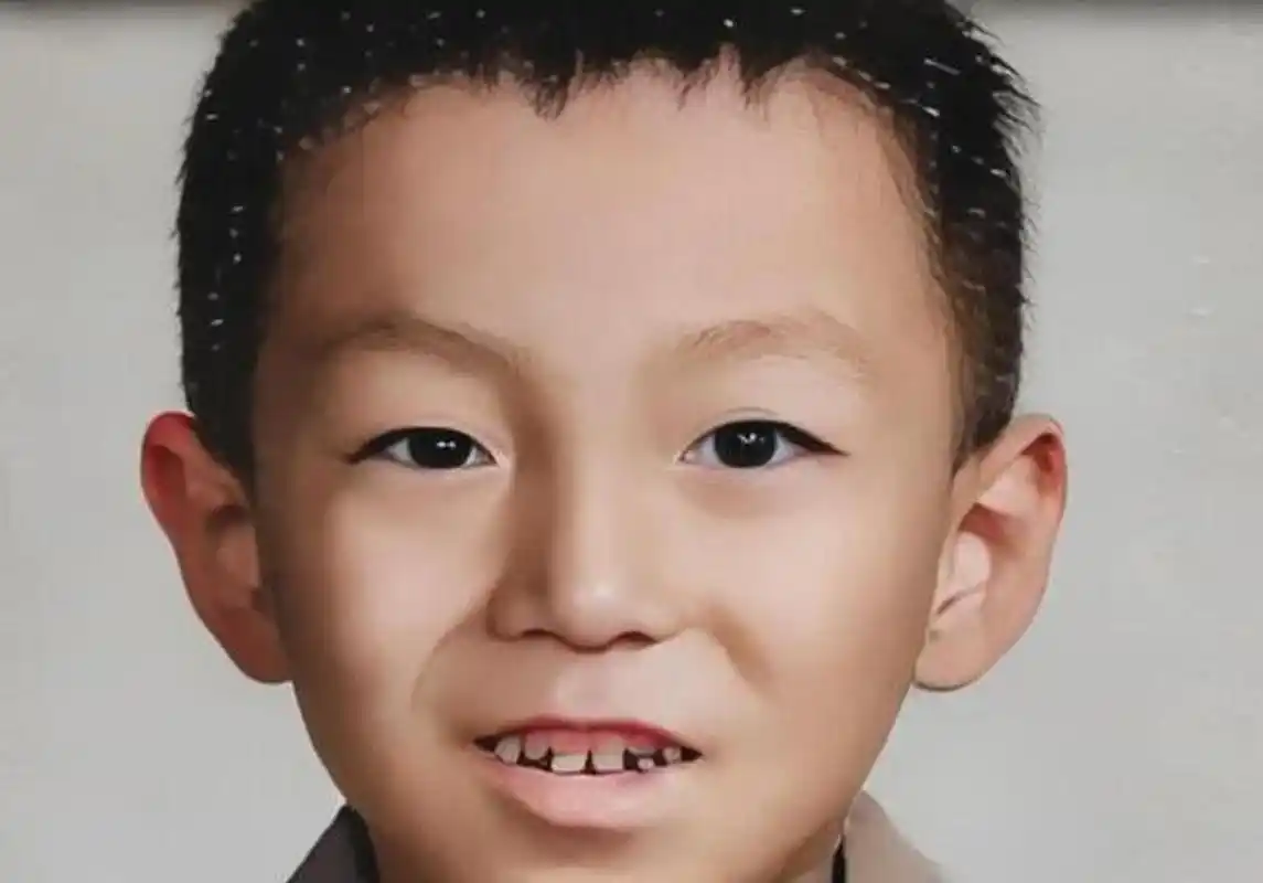 70年代末,黄渤的小时候的照片展现出与现在惊人相似的脸型和五官.