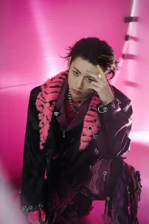 粉色浪漫氛围蔓延,@小鬼-王琳凯解码鲜明个性穿搭,带着奇趣妙想,自由