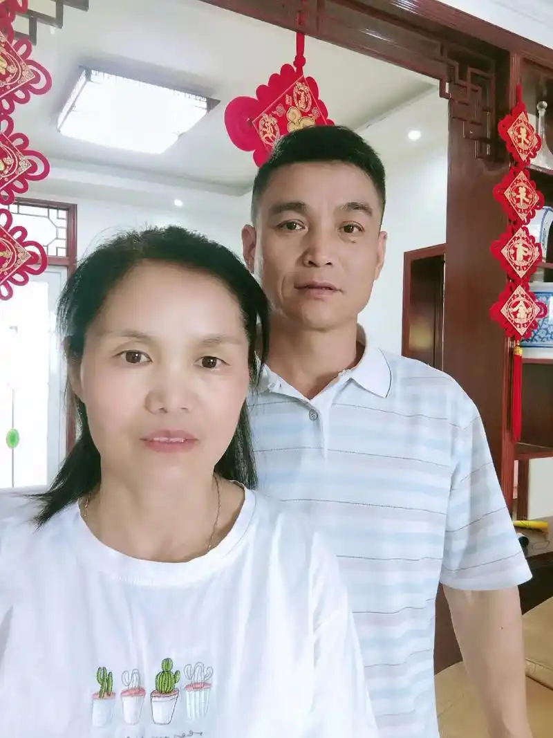 过半辈子了,夫妻俩没有拍过合照,趁着这首很火的歌来弥补一下失 - 抖