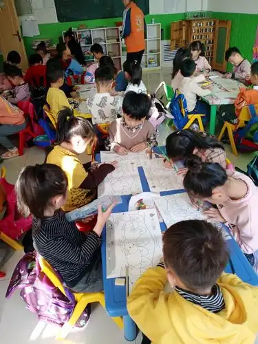 花蕊幼儿园大班美术课