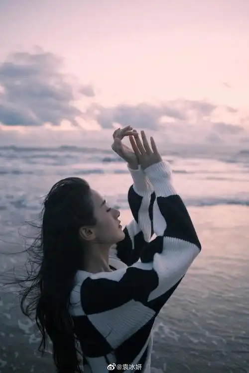 1103袁冰妍微博更新海边12宫格