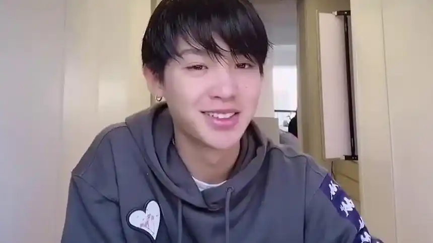 黄明昊用卸妆棉化妆,仗着颜值高皮肤好为所欲为,直男化妆法了解一下