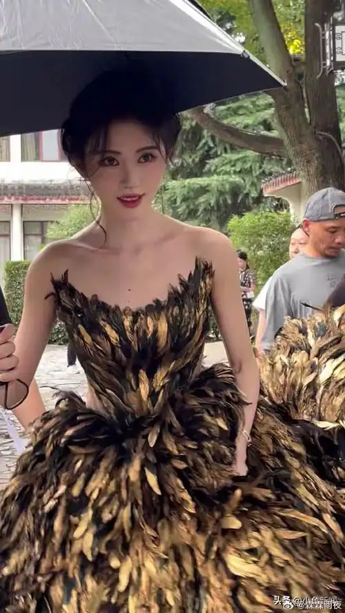 鞠婧祎金黑混搭羽毛款晚礼服惊艳亮相!