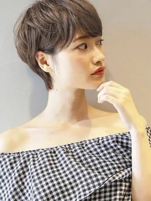 女士短发别乱剪,选这四种就对了,很美很时尚