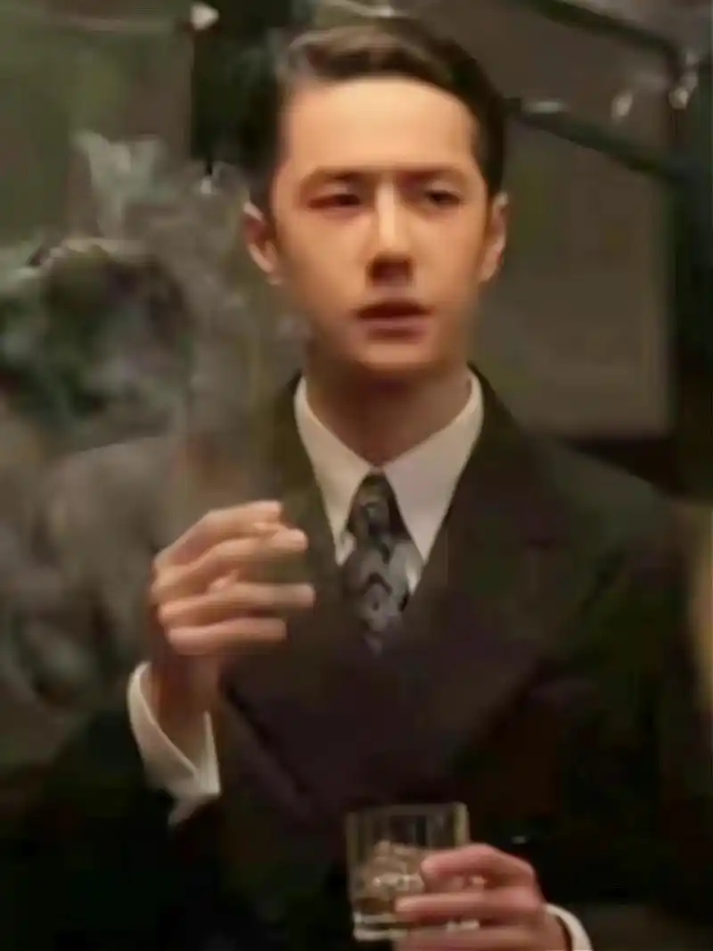 继车内照后,王一博《无名》曝抽烟照,二八分发型帅,拿杯子有型