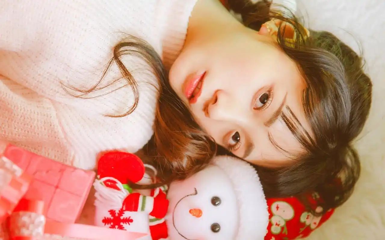 清新可爱美女圣诞节唯美图片高清桌面壁纸下载