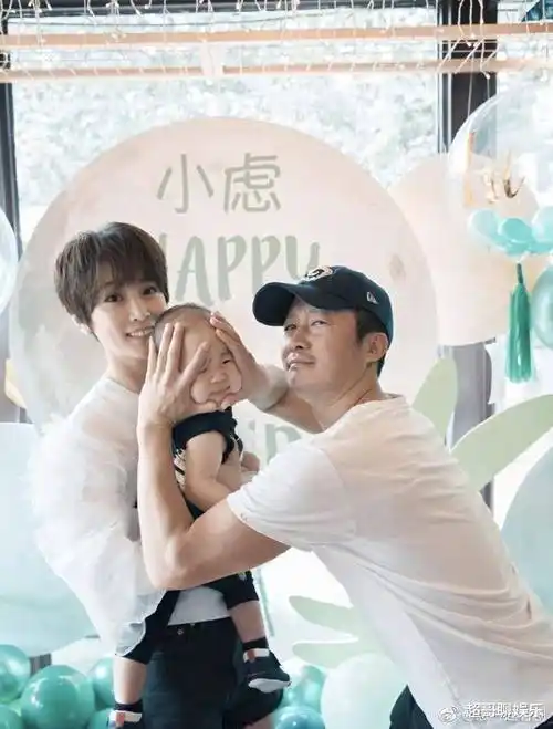 谢楠晒一家三口探班照,吴京和儿子嬉耍玩闹,一家三口其乐融融_票房