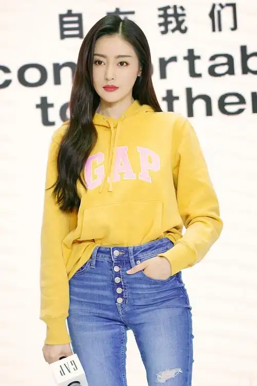 张天爱身穿gap卫衣搭破洞牛仔裤青春靓丽格外抢镜