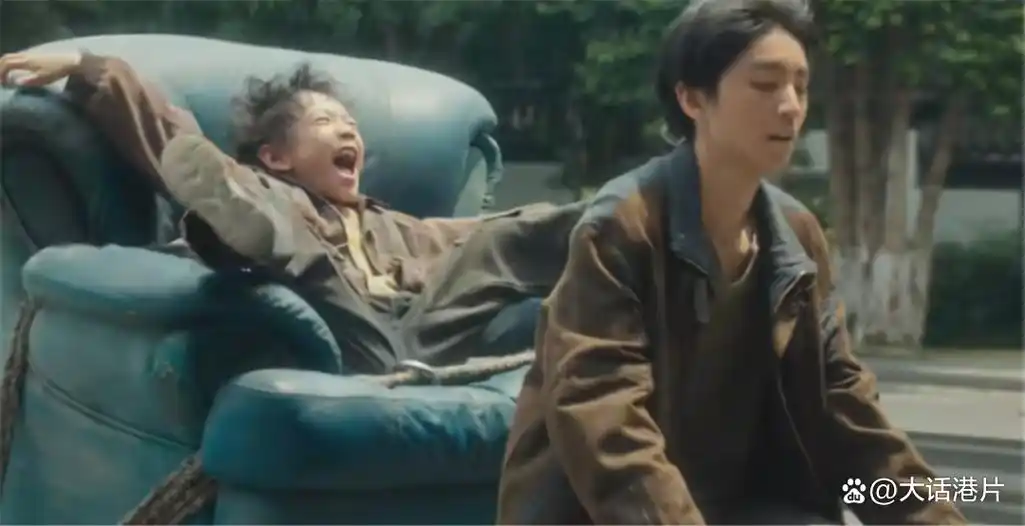 同样和小孩搭戏,把王俊凯与张子枫放在一起,差距就出来了