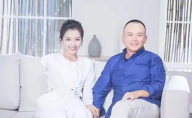 刘涛晒全家福她44岁细嫩像少女小2岁老公头顶秃秃像老头