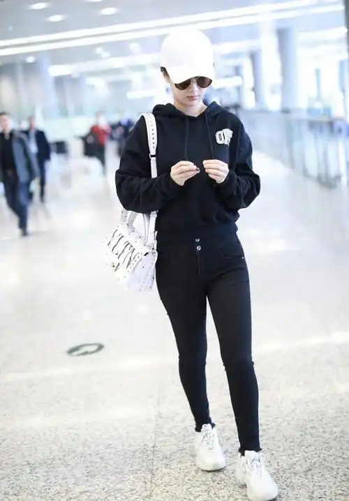 杨紫太有小姑娘样了,一身休闲装随性又自然,不像快30岁的人