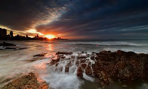 青岛多云天气的日出
