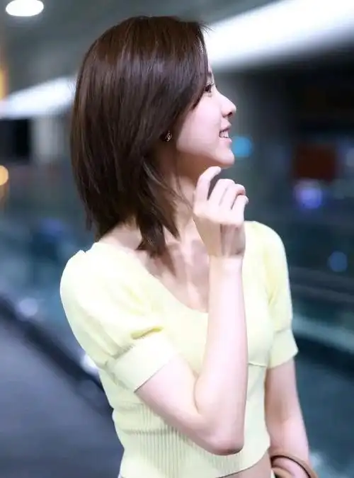 陈都灵调皮的露脐装,走路都这么可爱!