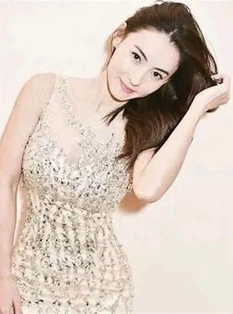 有关谢霆锋和其妻子张柏芝的分手,引起了很多人的关注和质疑.