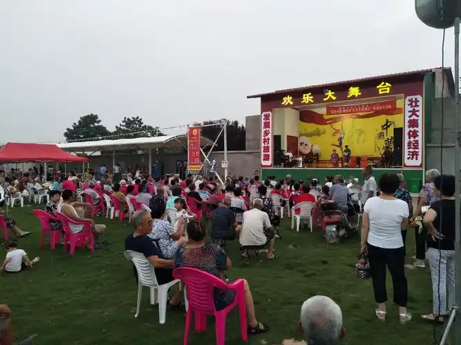 马家村综合艺术团在马家村千亩草坪大舞台精彩演绎