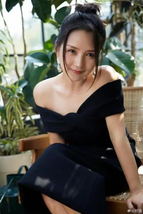 何洁参加活动瘦出锁骨红毯生图又瘦又美晒写真笑言只修了一点