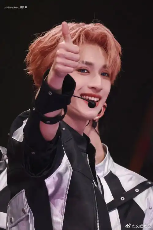 严浩翔歪头wink##严浩翔托脸饭撒