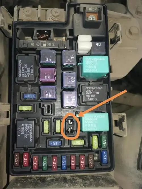 更换一电瓶情况依旧,在排查漏电过程中,将机关盖中的保险盒打开,逐一